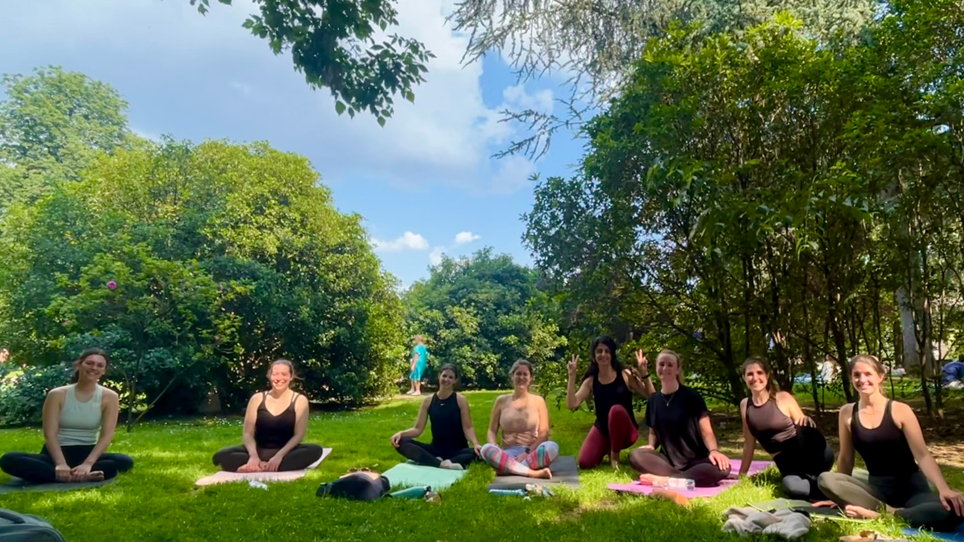 Sunset Park Yoga Class with Ozzy (English & international)