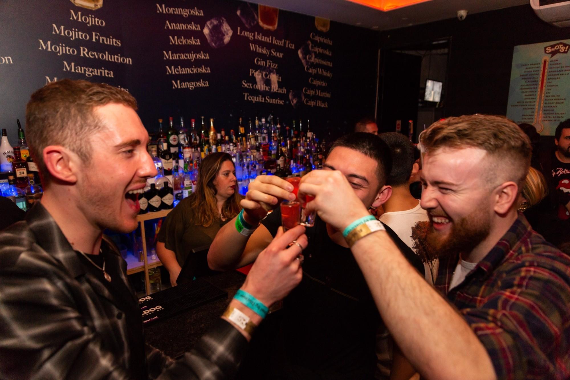 Cascais Crawl: A night with 6 Drinks, Games & VIP Club Entry